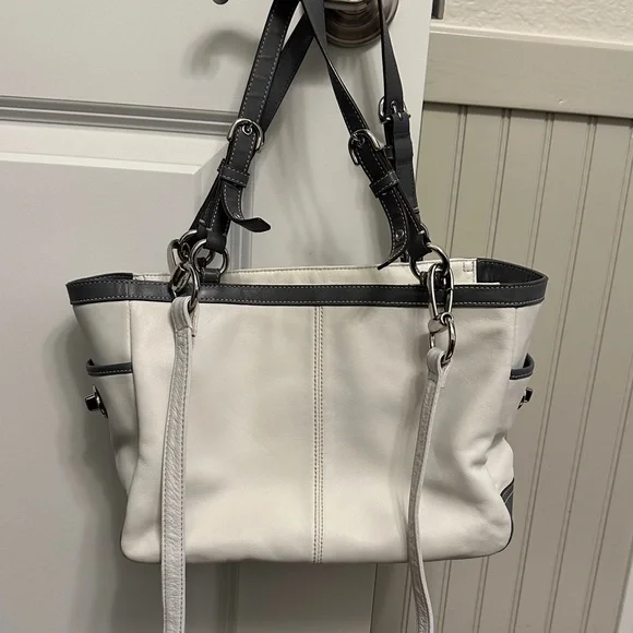 Coach Two-Tone Cream and Gray Shoulder Bag - Picture 4 of 8